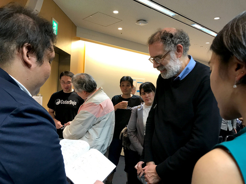 発表者の話に耳を傾けるミッチさんとサポートするMITメディアラボ博士研究員の村井氏、実行委員長の阿部氏