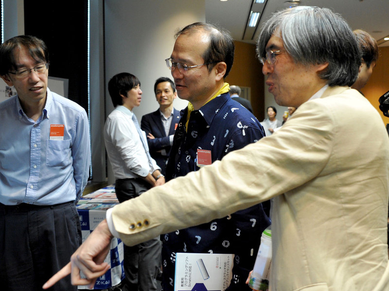 発表者の話に耳を傾けるミッチさんとサポートするMITメディアラボ博士研究員の村井氏、実行委員長の阿部氏