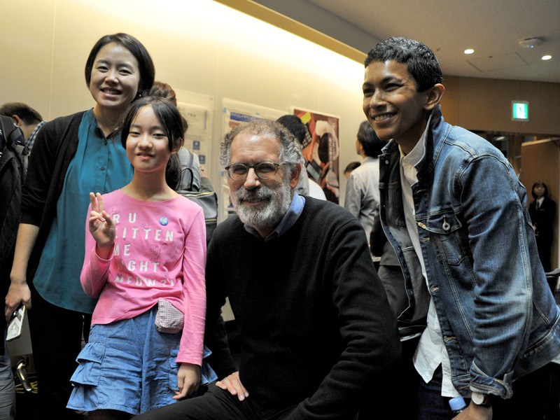 来場していた小学生Scratcherと気さくに写真撮影に応じるミッチさんとScratch Teamのフェルナンド氏