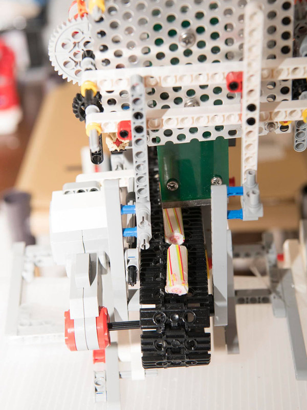 改良を加えたキャンディーを切断するロボット部分