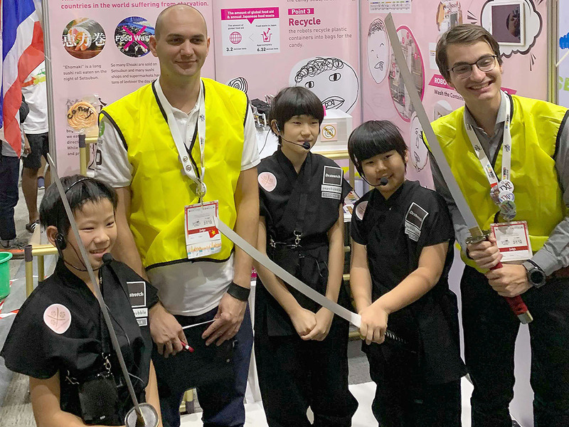 世界各国から来た審査員と記念撮影、グローバルな活躍を実感