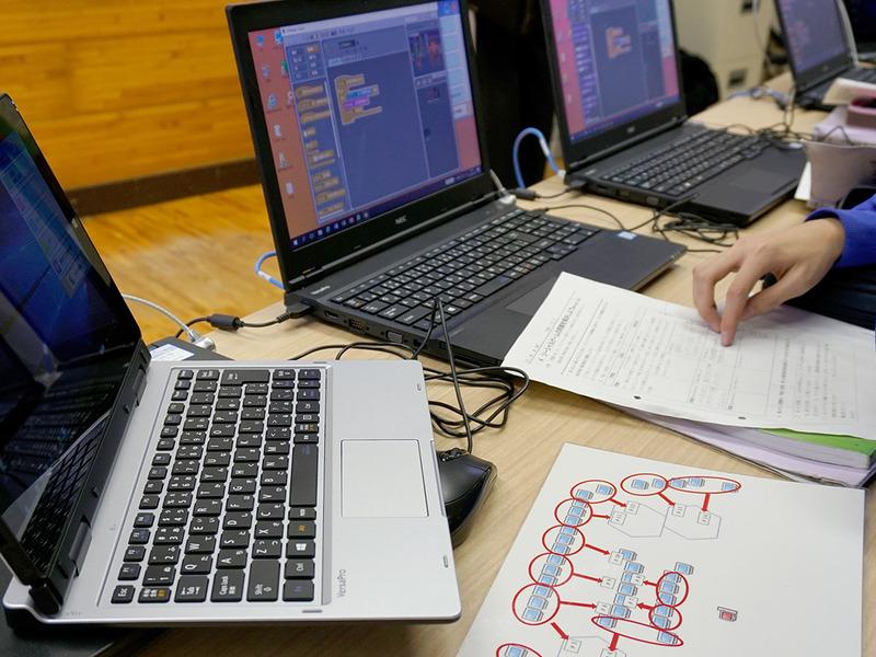 ワークシートを見ながらプログラムの改編に取り組む