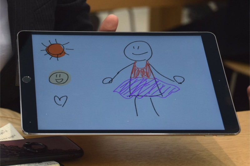 できあがったアプリデザインの一例。天気や気分などによって、洋服のコーディネートを提案してくれるアプリ。女性らしいアイデアとセンスにあふれている