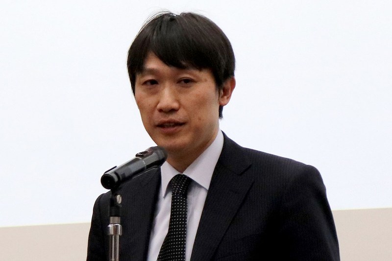 開会に先立ち、実行委員長／株式会社ネットワーク応用通信研究所 代表取締役 井上浩氏、総務省 大臣官房審議官 情報流通行政局担当 赤澤公省氏、経済産業省 商務情報政策局 情報技術利用促進課長 中野剛志氏、文部科学省 初等中等教育局情報教育 外国語教育課情報教育振興室 折笠史典氏より一言ずつ挨拶があった（写真は左から、井上氏、中野氏、折笠氏）