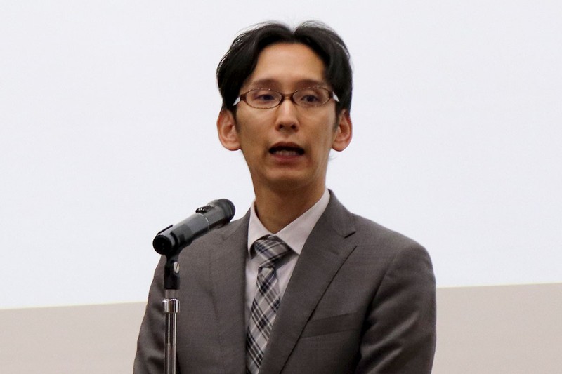 開会に先立ち、実行委員長／株式会社ネットワーク応用通信研究所 代表取締役 井上浩氏、総務省 大臣官房審議官 情報流通行政局担当 赤澤公省氏、経済産業省 商務情報政策局 情報技術利用促進課長 中野剛志氏、文部科学省 初等中等教育局情報教育 外国語教育課情報教育振興室 折笠史典氏より一言ずつ挨拶があった（写真は左から、井上氏、中野氏、折笠氏）