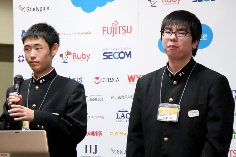 「Calculation BOX」をプレゼンテーションする高橋叶汰さんと半澤渉さん