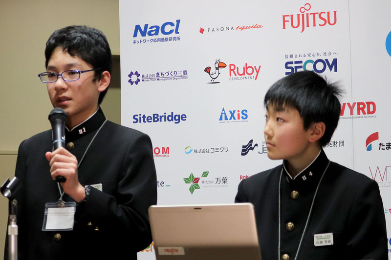 「Immunity’s War」のプレゼンテーションをする畠山響さんと佐藤零峻さん