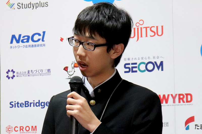 「EASY CODING」のプレゼンテーションを行う伊賀成啓さん