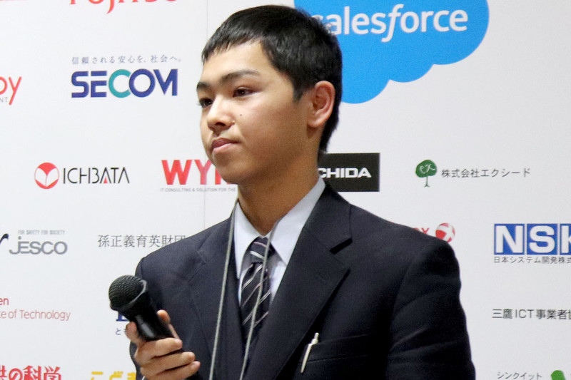 「SUPER NOVA」のプレゼンテーションを行う千原安司さん