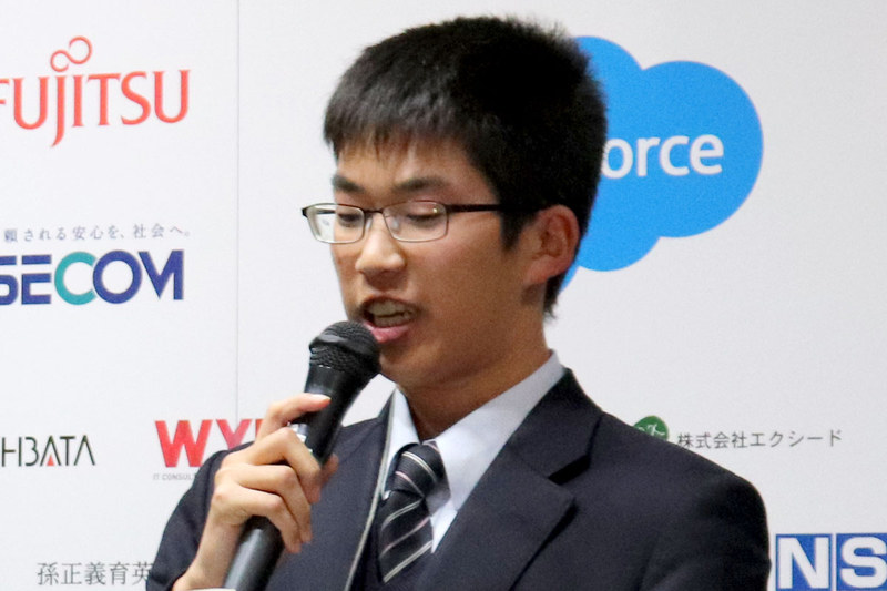 「自動インデント機能」のプレゼンテーションをする篠﨑侑雅さん