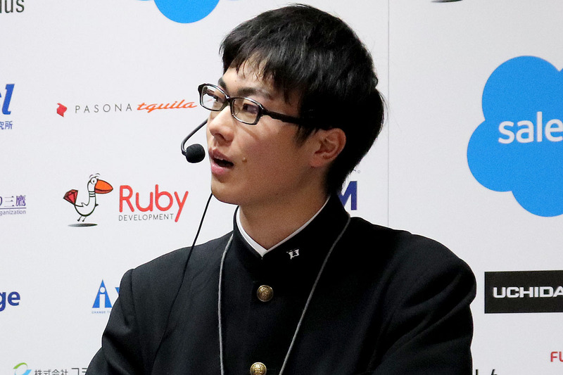 「Quiz Note」のプレゼンテーションをする小林 心さん