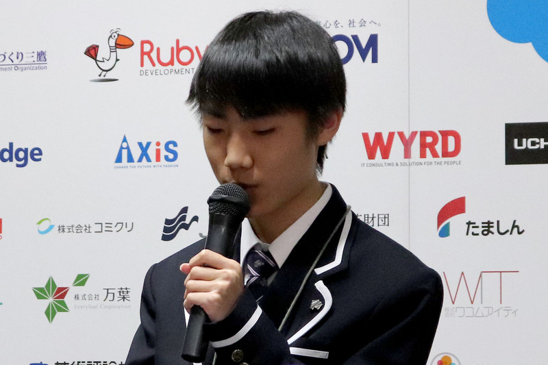 「minepics」のプレゼンテーションをする佐野晴輝さん