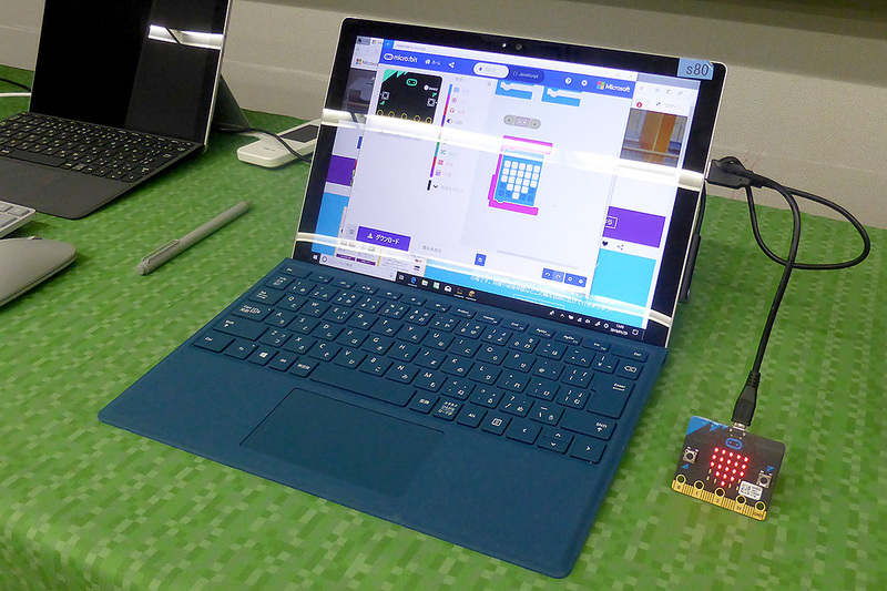 パソコンに繋がれた状態のmicro:bit