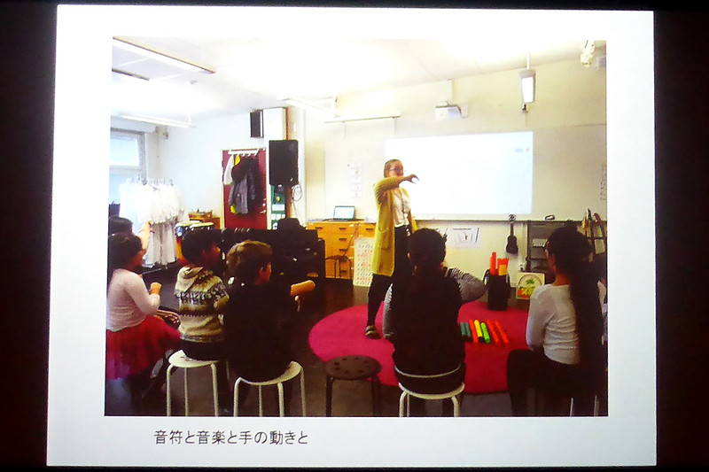 開会の挨拶で登壇したICT CONNECT 21 会長の赤堀侃司氏は、外国の事例を紹介