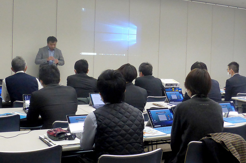 講師の説明を熱心に聞く参加者