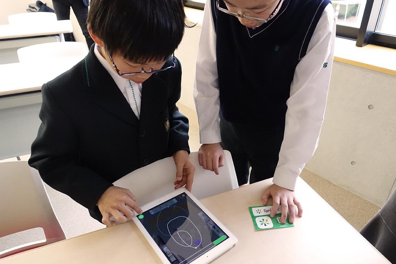 Springin’では指で軌跡を描くことでアイテムを動かすことができる