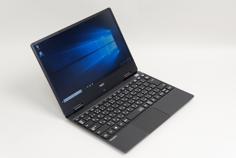 13インチクラスと同等の12.5インチディスプレイをもつ「NEC VersaPro UltraLite タイプVH」。スペック面ではメインPCとしても活用でき、それでいて持ち運びが極めて容易なサイズ