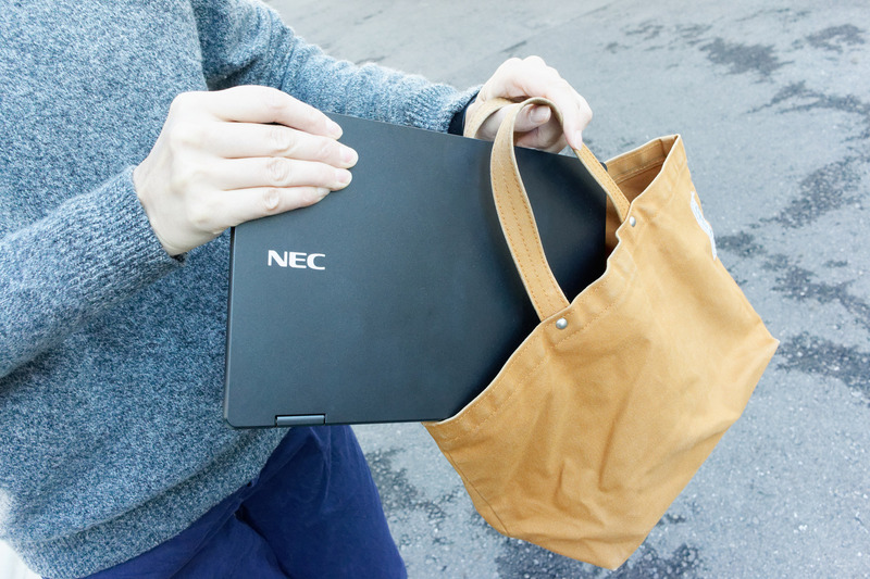 13インチクラスと同等の12.5インチディスプレイをもつ「NEC VersaPro UltraLite タイプVH」。スペック面ではメインPCとしても活用でき、それでいて持ち運びが極めて容易なサイズ