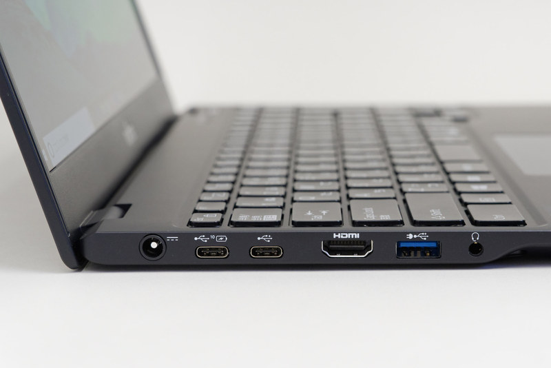 FMV「LIFEBOOK UH-X/C3」のインターフェース。HDMI端子の左に見えるのがUSB Type-C Gen.2とGen.1のポート