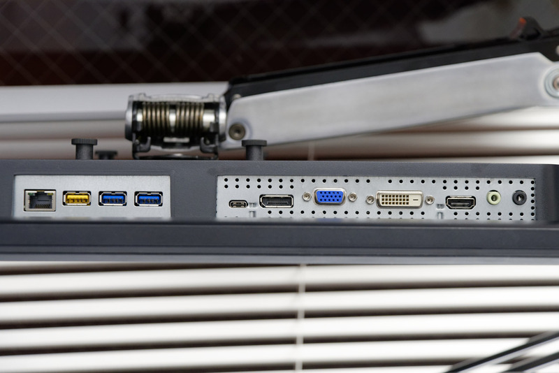 USB Type-C対応モニターにUSBケーブル1本で接続。ノートPC側に給電され、モニターによってはUSBハブや有線LANポートも使える