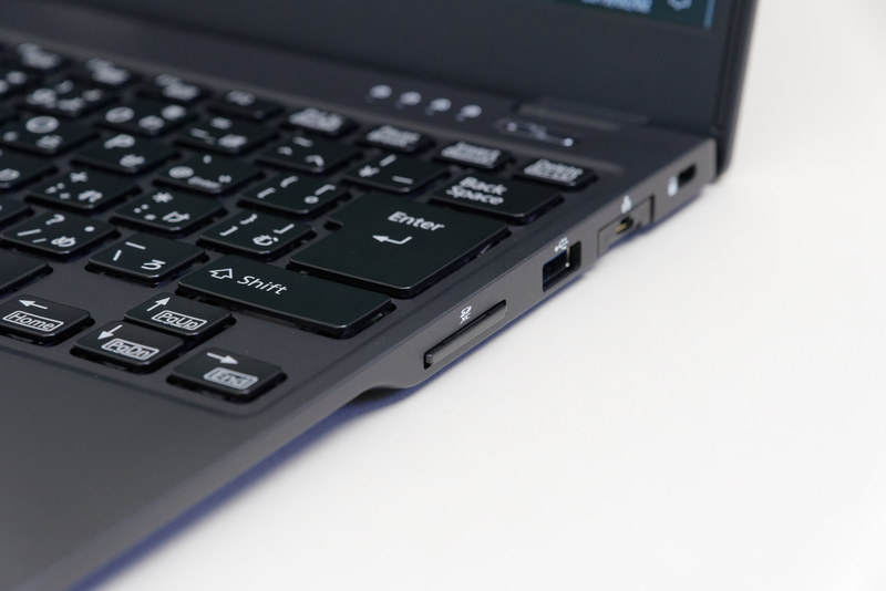FMV「LIFEBOOK UH-X/C3」のSDメモリーカードスロット