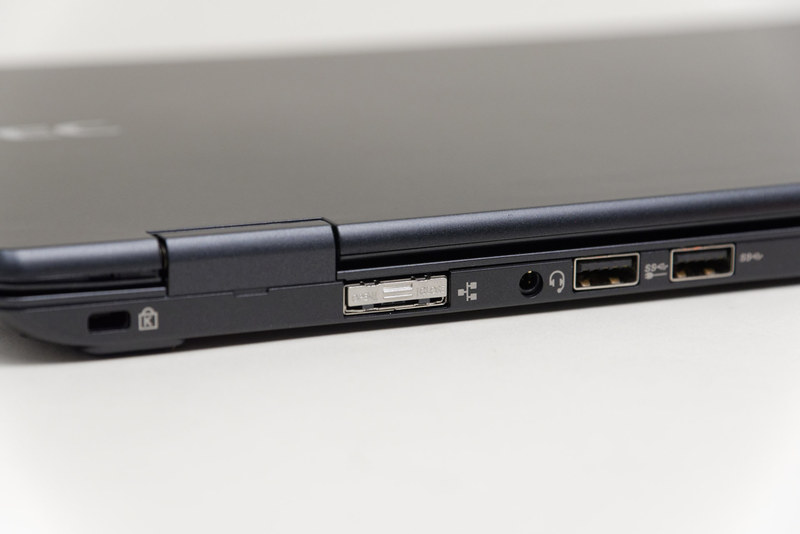 「NEC VersaPro UltraLite タイプVH」。薄型ノートPCながら折りたたみ収納式のLANコネクタを採用。しっかり有線LAN接続できる