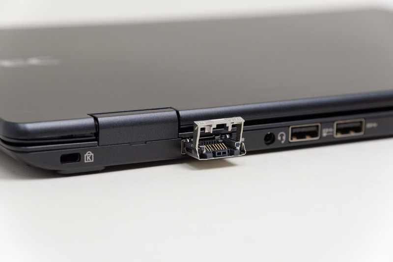 「NEC VersaPro UltraLite タイプVH」。薄型ノートPCながら折りたたみ収納式のLANコネクタを採用。しっかり有線LAN接続できる