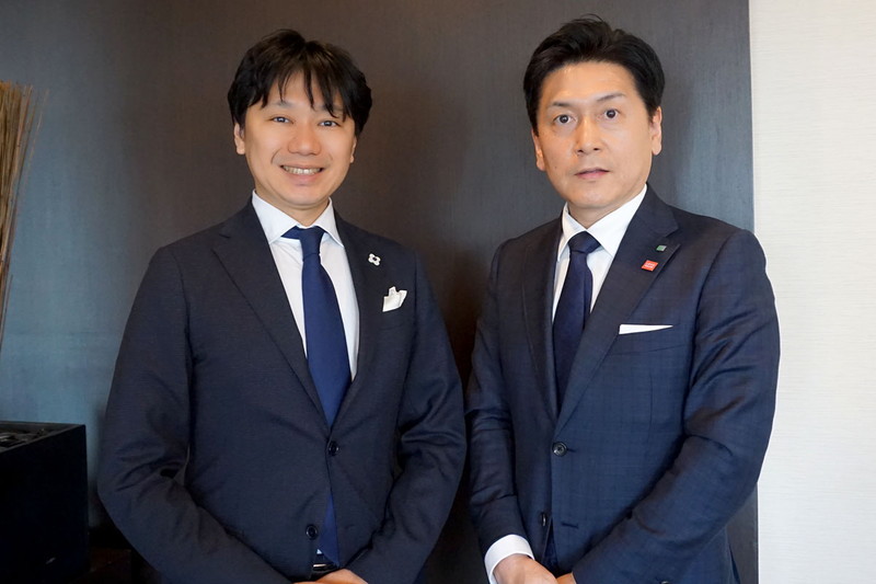 （写真左から）西条市副市長 出口岳人氏、西条市教育委員会 学校教育課 副課長兼スマートスクール推進係長兼教育CIO補佐官 渡部誉氏