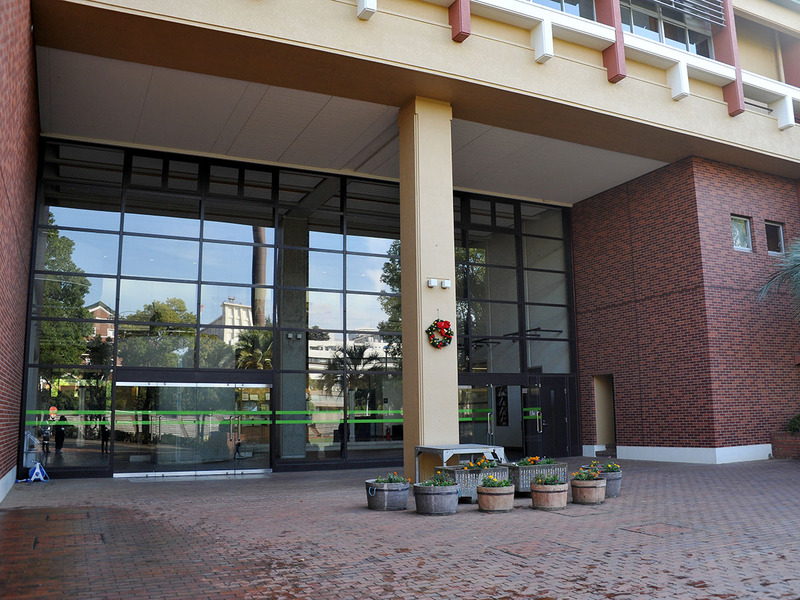 会場となった中学年校舎、小学部5～6年生と中学部1～2年生の学ぶ場所である