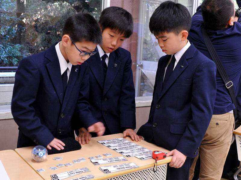 コースを計測し、コーディングブロックでプログラミングの内容を検討する児童達