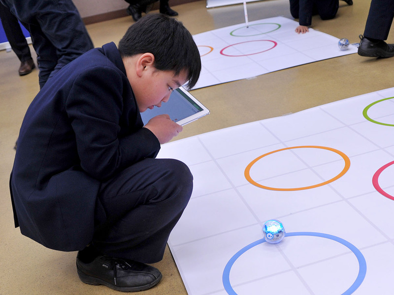 試行錯誤をしながらプログラムを確認していく児童達