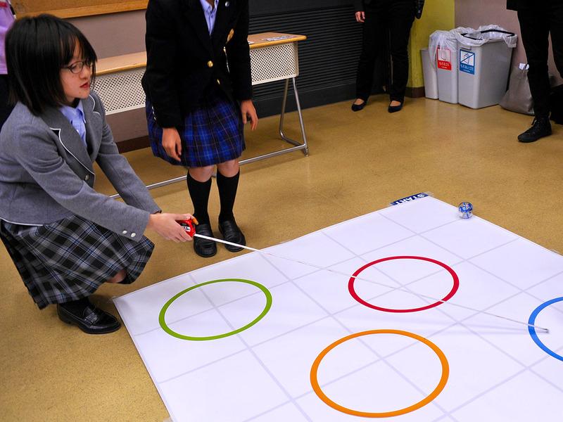 試行錯誤をしながらプログラムを確認していく児童達