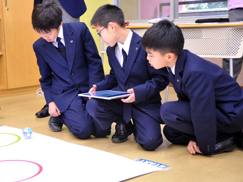 座り込んで、熱心に調整を進める各チームの様子、気合いの入り方がすごい