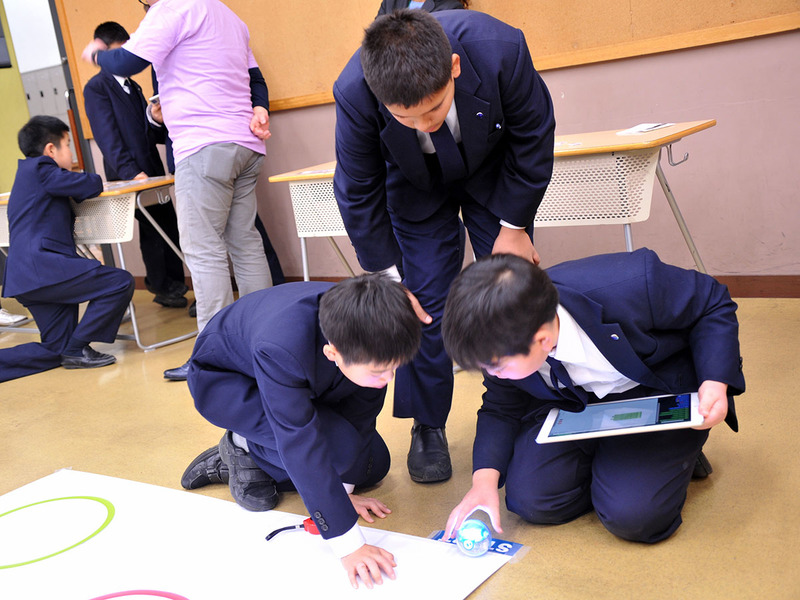 座り込んで、熱心に調整を進める各チームの様子、気合いの入り方がすごい