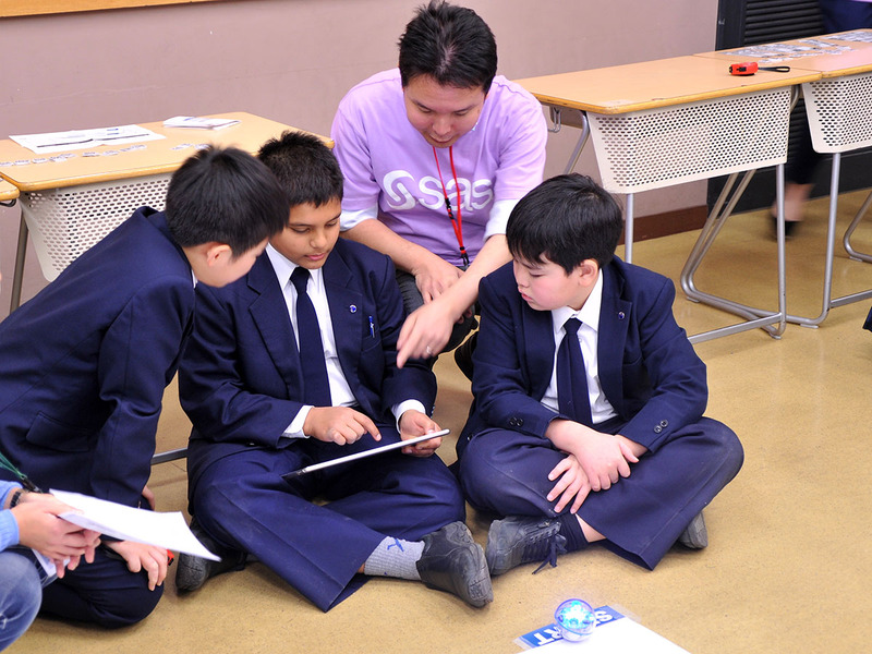 座り込んで、熱心に調整を進める各チームの様子、気合いの入り方がすごい