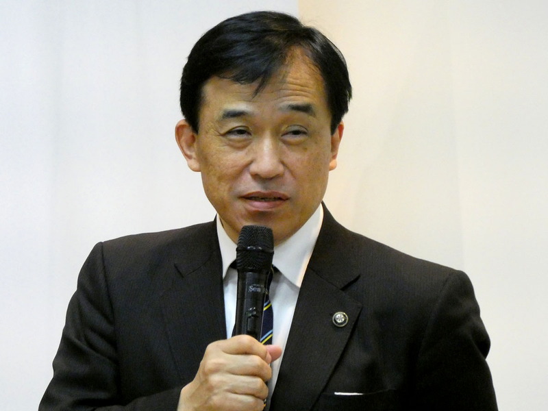 写真左から佐賀県多久市の横尾俊彦市長、明治大学サービス創新研究所・プロスタキッズのタツナミシュウイチ氏、佐野日本大学中等教育・高等学校の安藤昇教諭