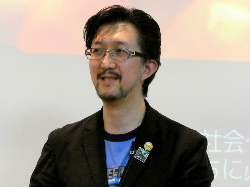 写真左から佐賀県多久市の横尾俊彦市長、明治大学サービス創新研究所・プロスタキッズのタツナミシュウイチ氏、佐野日本大学中等教育・高等学校の安藤昇教諭