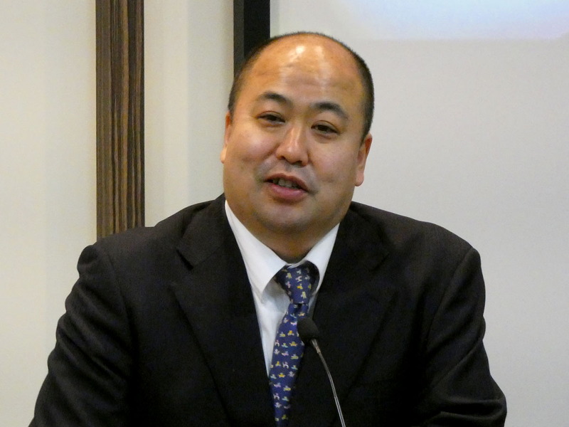 写真左から佐賀県多久市の横尾俊彦市長、明治大学サービス創新研究所・プロスタキッズのタツナミシュウイチ氏、佐野日本大学中等教育・高等学校の安藤昇教諭