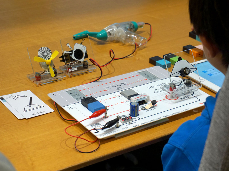 株式会社島津理化は、「MESH」とプログラミングボードを用いた理科のワークショップを実施。電気の有効利用について考えた