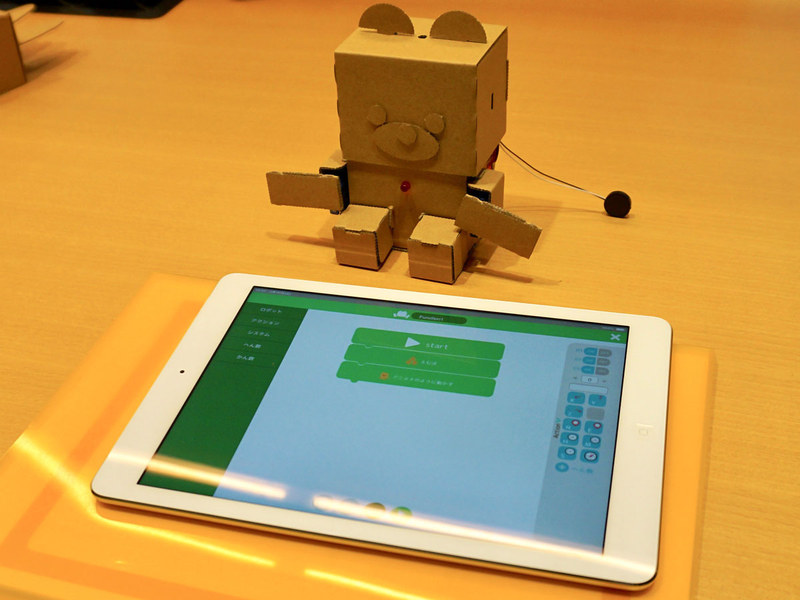 ダンボールでつくるプログラミングロボット「embot」