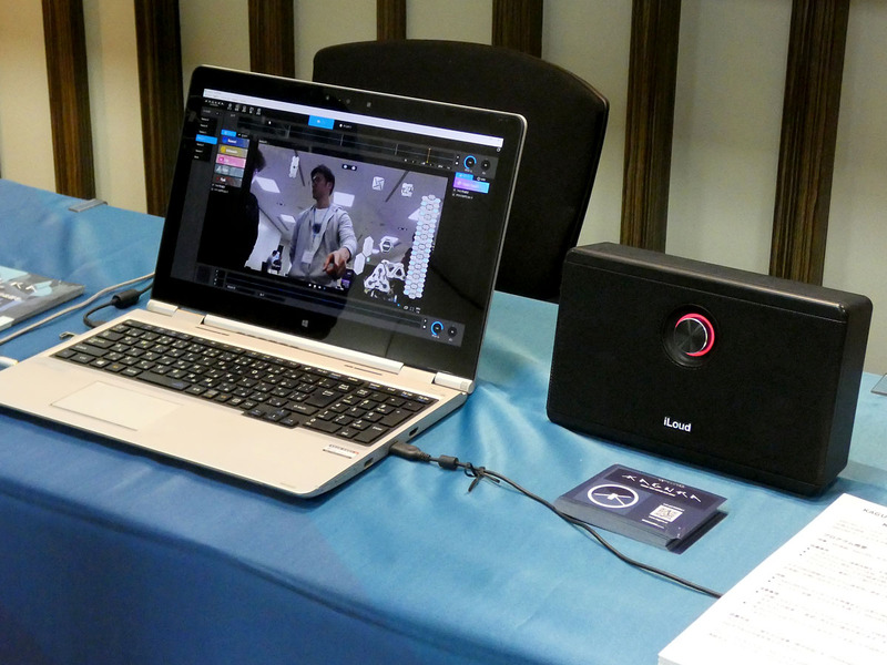 AR楽器「KAGURA」（株式会社しくみデザイン）は、体の動きで音楽を奏でることができるアプリ。コンピュータのカメラに向かって体を動かし、予めリズムや音楽がプログラムされたパーツに触れると音が鳴る仕組み