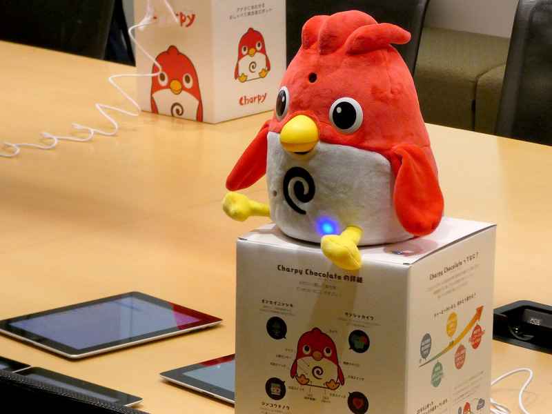 AI搭載の英会話ロボット「Charpy（チャーピー）」(株式会社CAIメディア)は、ユーザーの英語力に合わせて会話を学習することができる。英会話初心者から英検準1級、TOEIC800点まで対応し、Wi-Fi環境がなくても使用可能