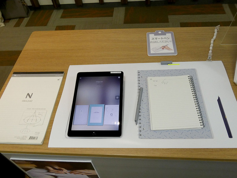 手書き文字をデジタル化するスマートペン「Neo smartpen」(ネオラボ株式会社)。専用アプリ「Neo Notes」や「Neo Notes windows」、「Paper Tube」などと組み合わせることによって、筆記内容をより多様に共有し、プレゼンや講義動画の作成も行える