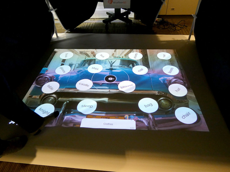 デンマークで生まれたインタラクティブ映像システム「Wize Floor」。プロジェクターから床に投影されたインタラクティブな映像を触る・踏むとセンサーが感知しゲームなどを行うことができ