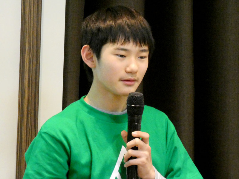 平野正太郎さんは、小さな子どもたちが英語を楽しく学べるようにとキューブで学べる英単語ゲーム「Let’sえいごパズル！」を作成、「好きなものを作ってきたので基礎知識がなく、赤外線通信などに苦労した。でも成功したり、道が見えたときの喜びはたまらない」と語った