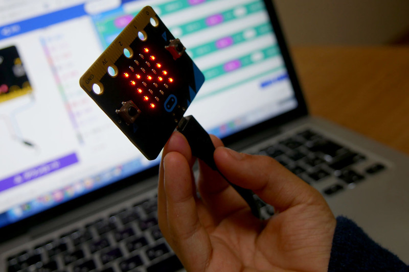 LEDに表示されたN・E・S・Wで方角がわかるプログラムを楽しむ