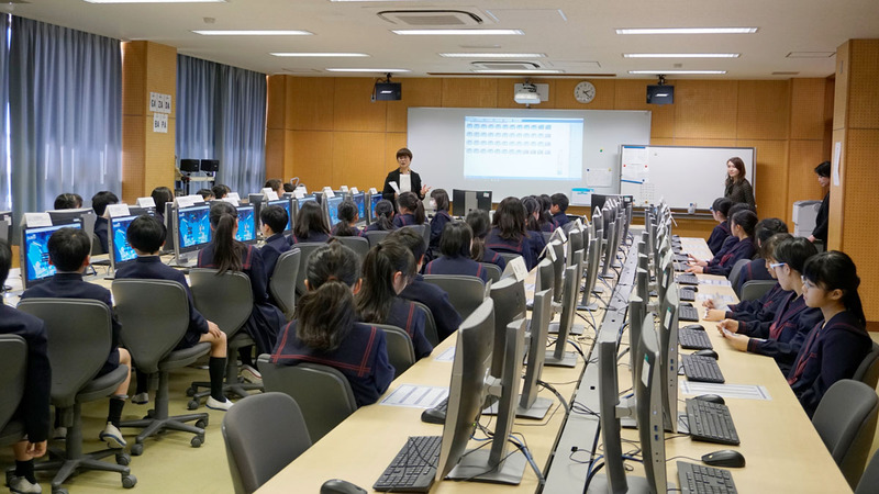 コンピュータ室で行われる情報科の授業