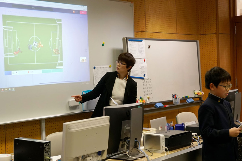 発表時には、先生がプログラミング上のポイントについてコメントした