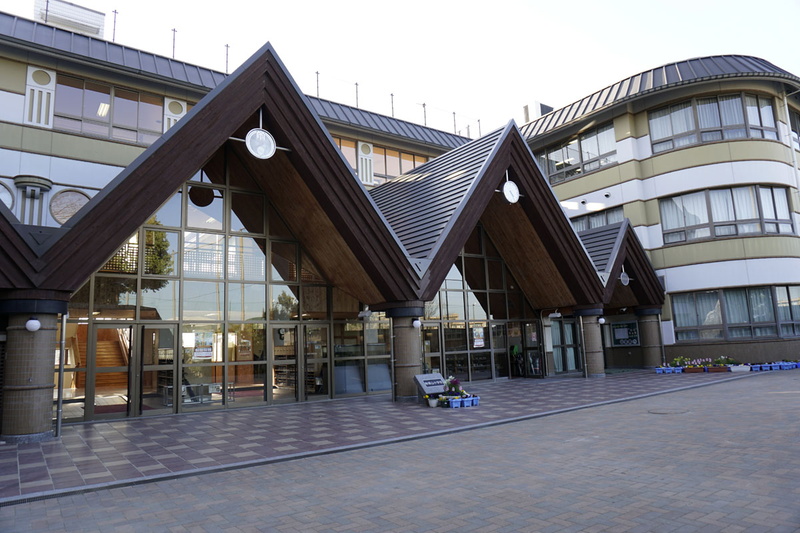 帝塚山小学校正面。最寄り駅の目の前に広がる帝塚山学園は小、中、高、大学の一部が同じ敷地にある