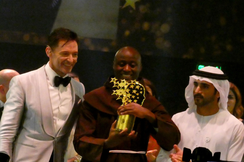 HH Sheikh Mohammed bin Rashid Al Maktoum氏からトロフィーがPeter Tabichi氏に渡された